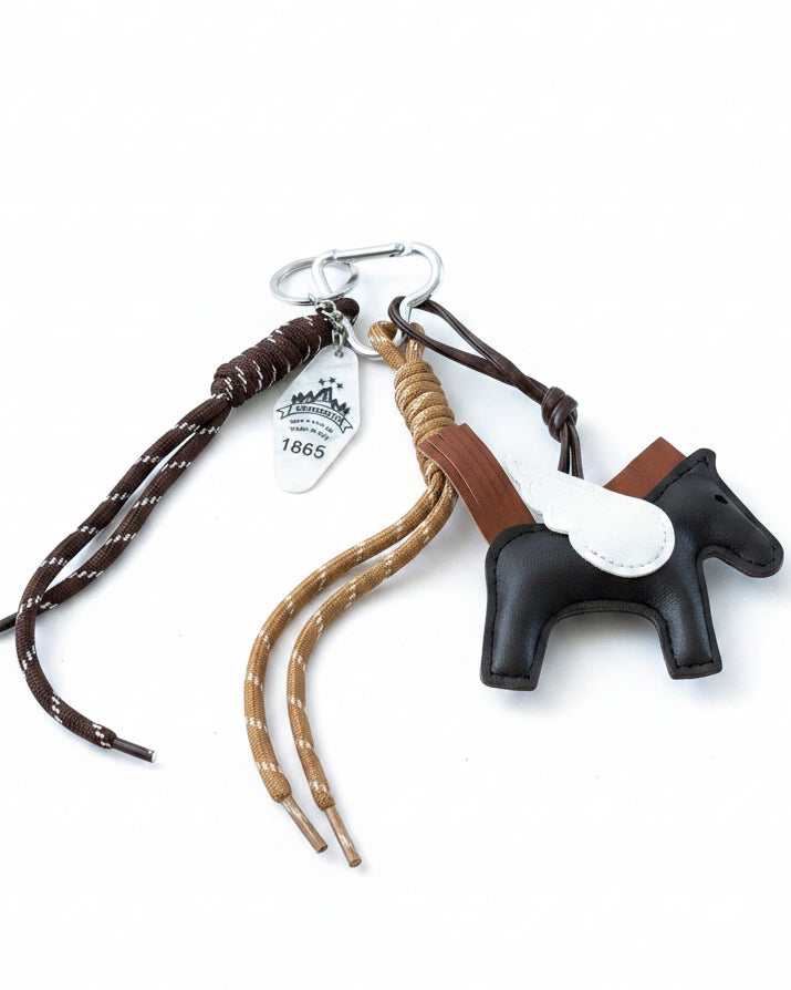 Porte clé cheval 3 noir et blanc