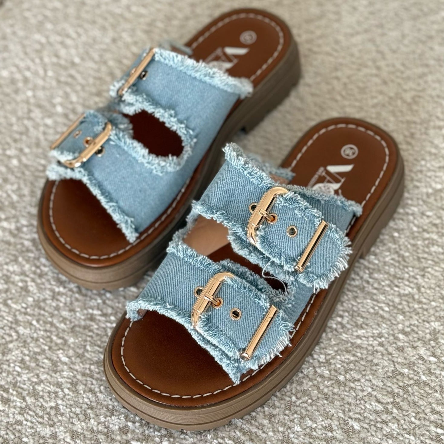 Mules en jean à boucles dorées