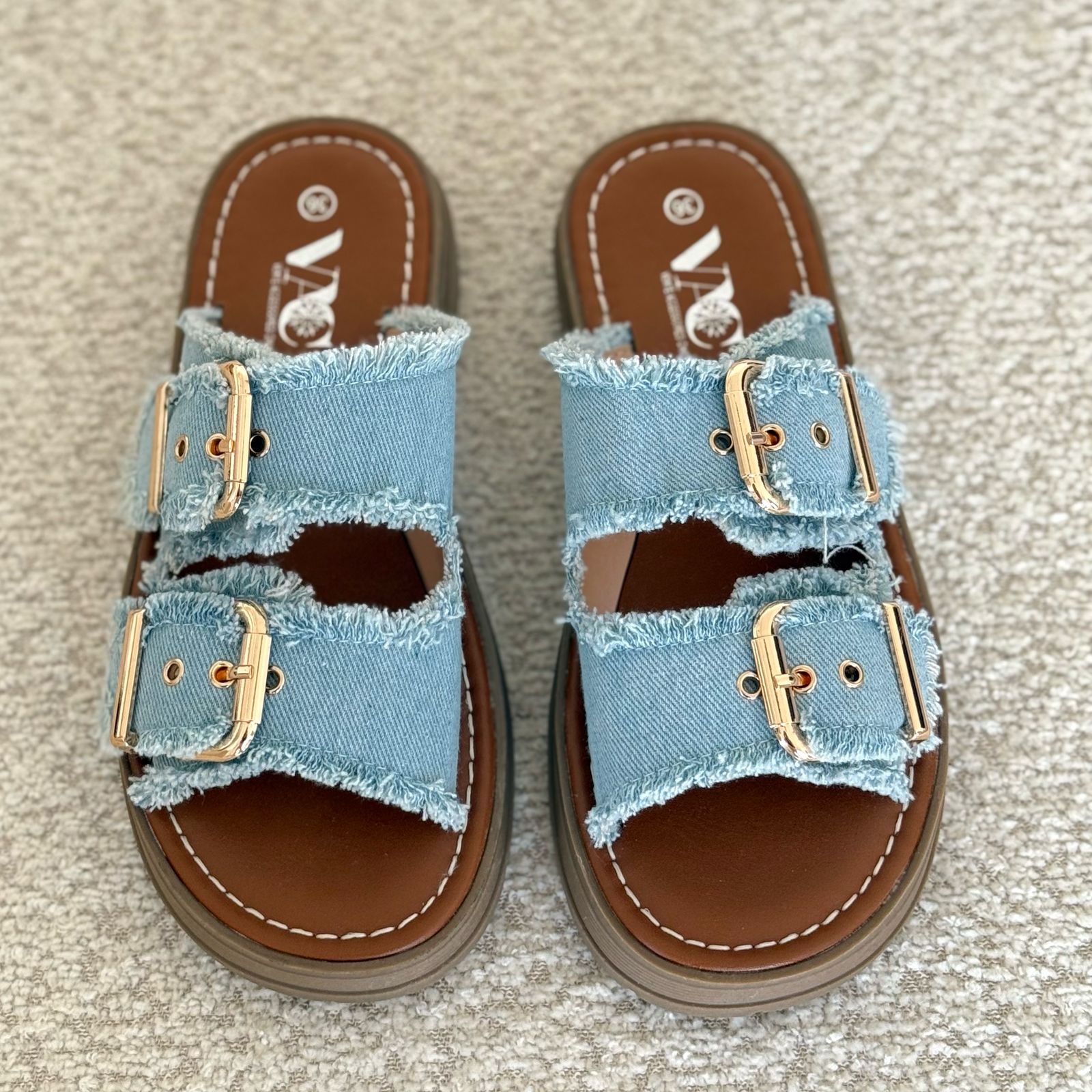 Mules en jean à boucles dorées