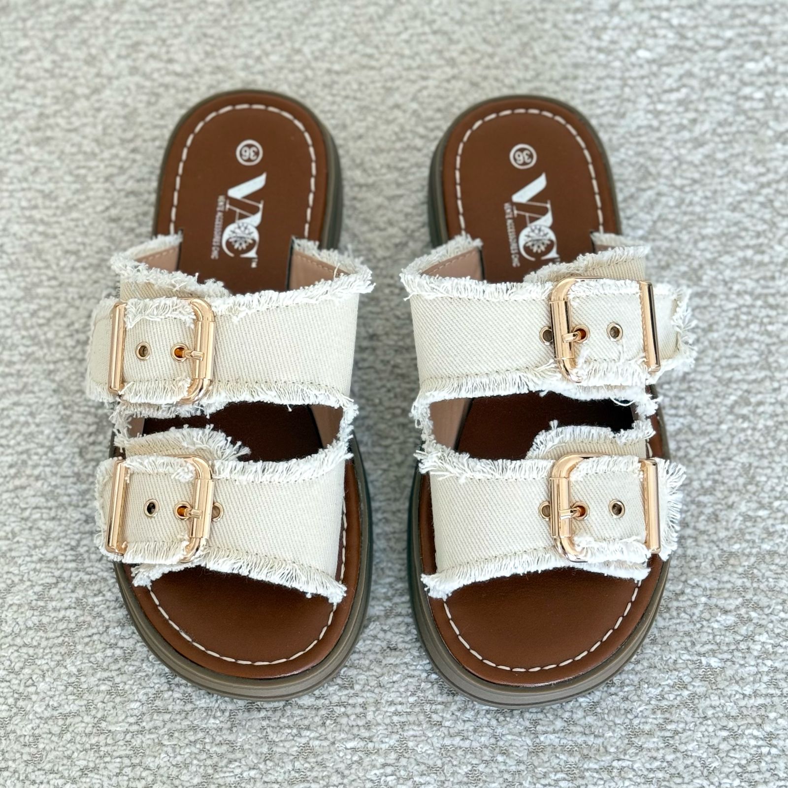 Mules en jean à boucles dorées