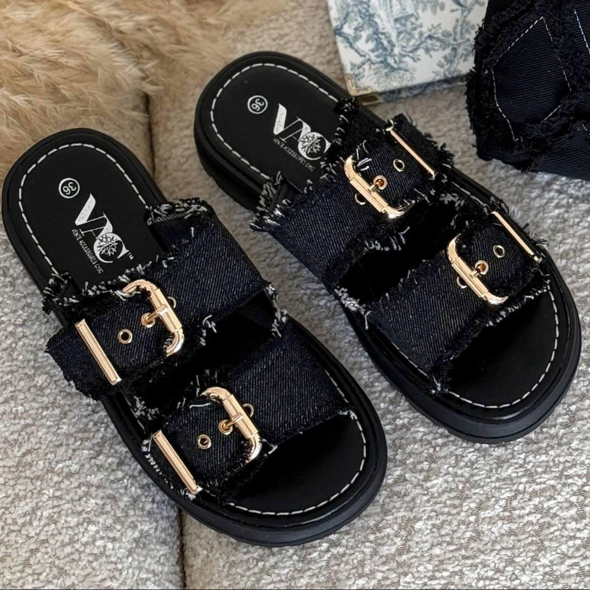 Mules en jean à boucles dorées
