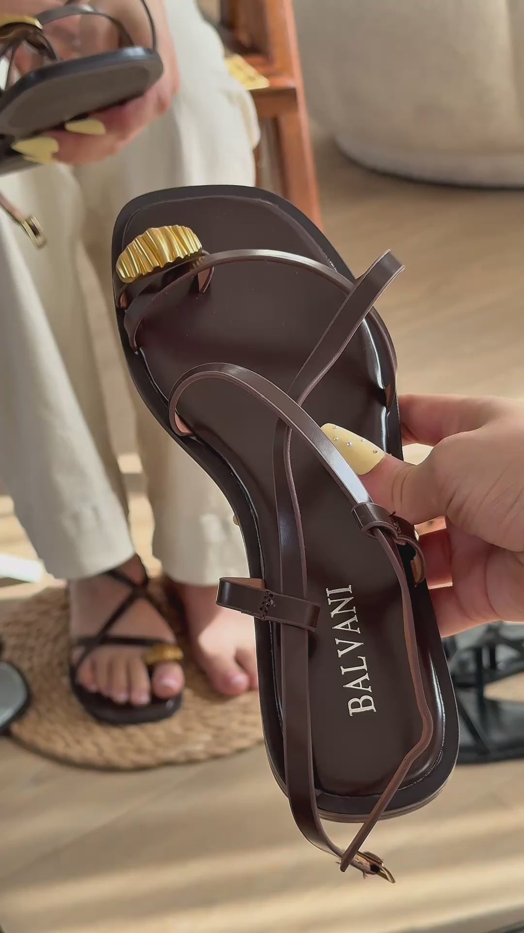 Charger la vidéo : Sandales Plates Fine Brides Marron