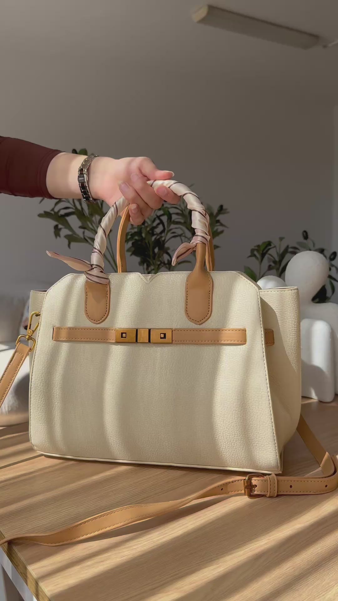 Charger la vidéo : Sac a main  beige