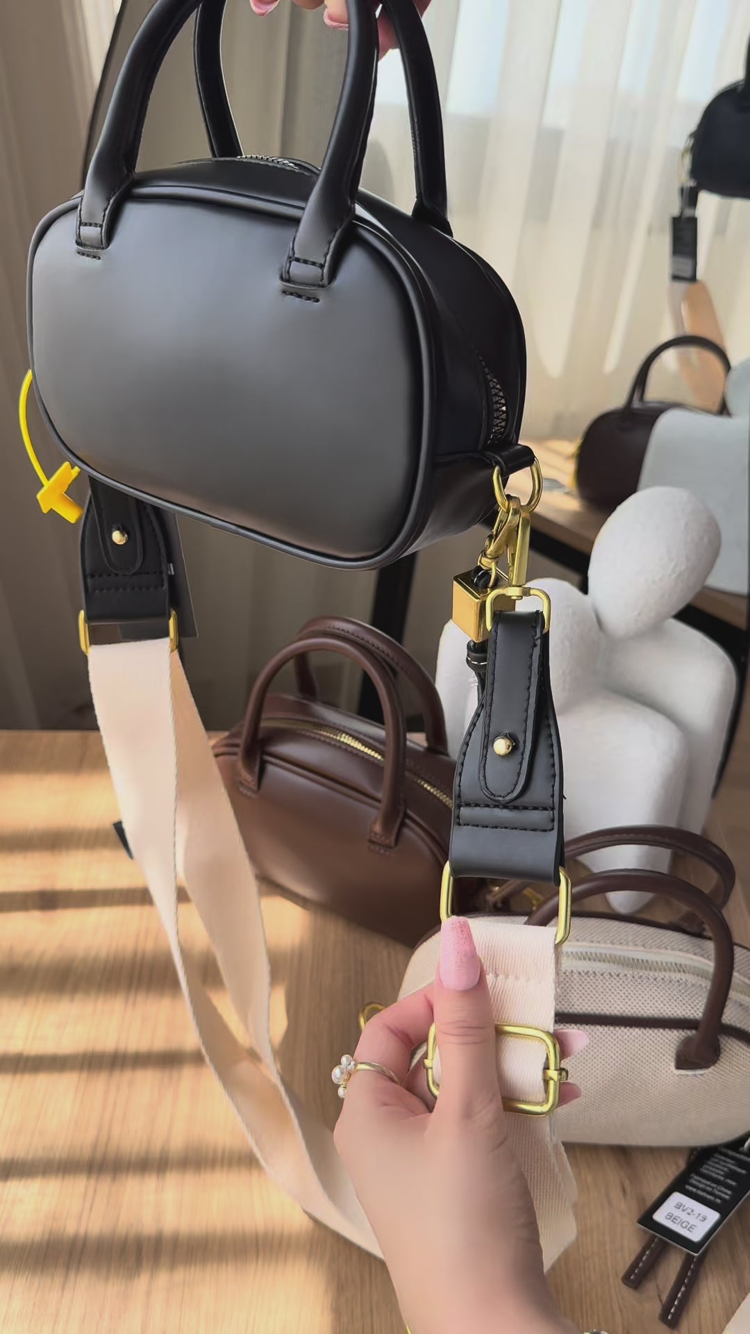 Charger la vidéo : Sac à main + porte clé Noir
