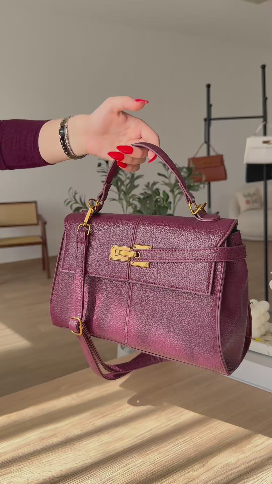 Charger la vidéo : Vintage bag burgundy