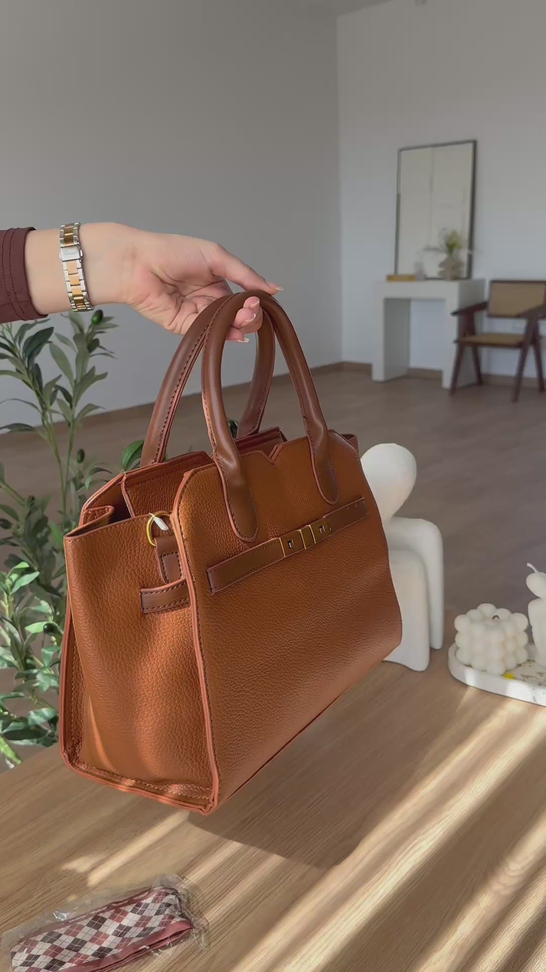 Charger la vidéo : The Scarf Bag Brown