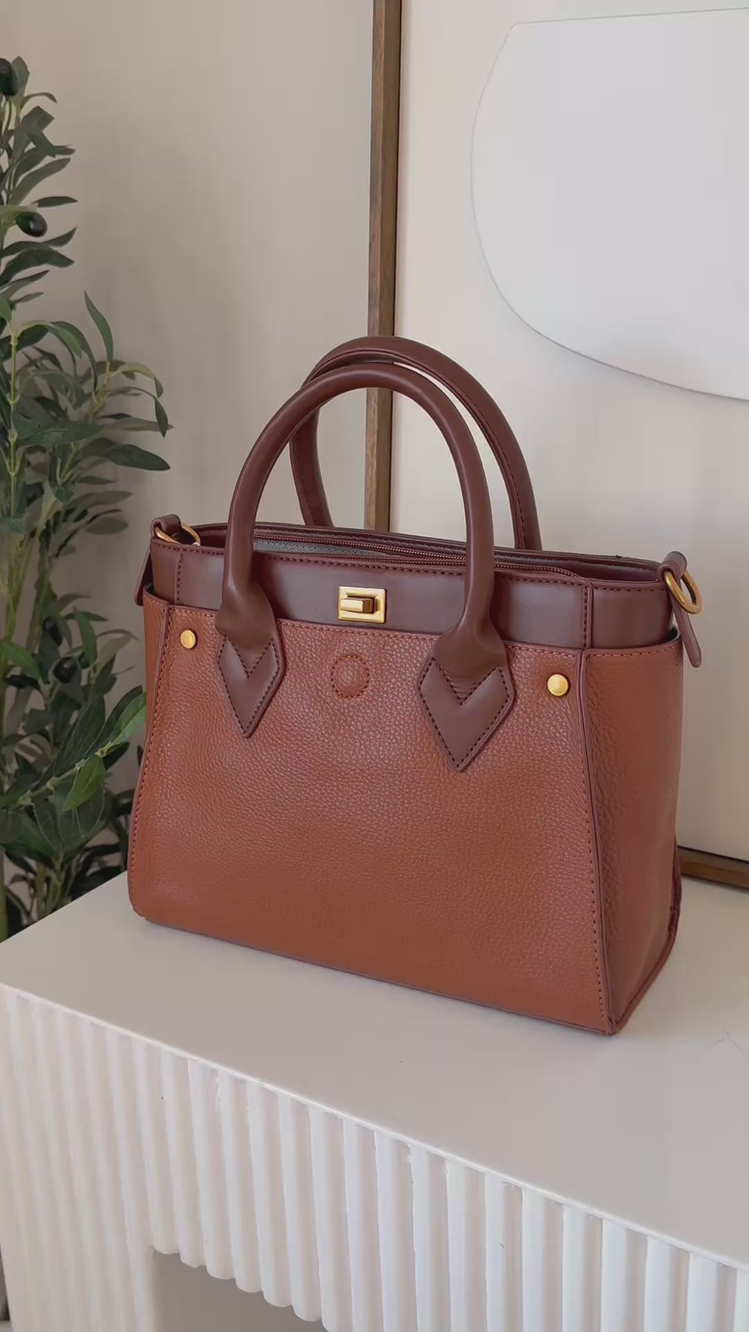 Charger la vidéo : Le sac Mademoiselle Marron