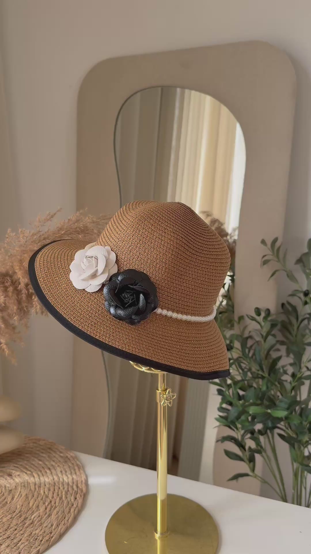 Charger la vidéo : Chapeau en Paille Perlé &amp; Fleurs