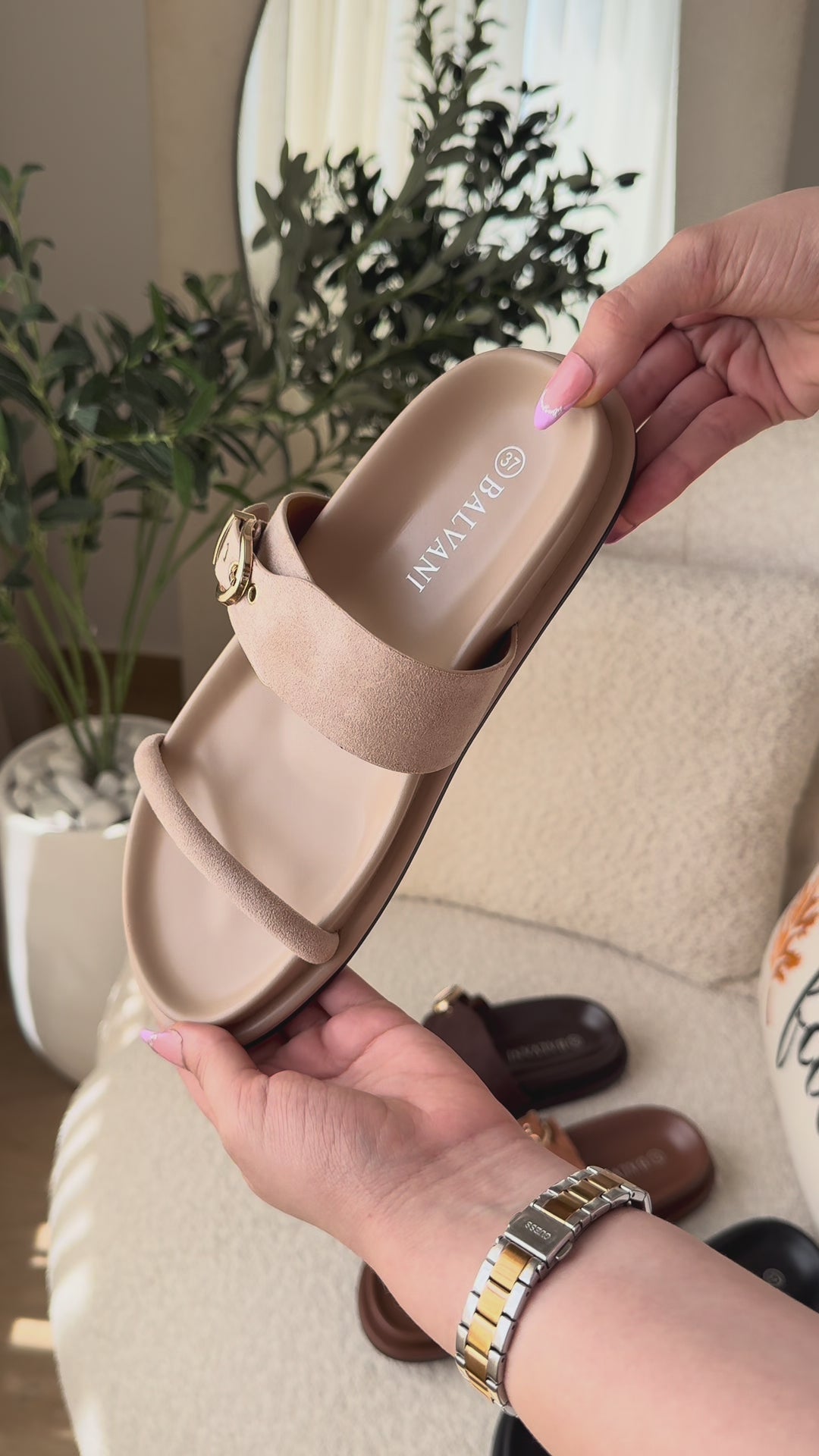 Charger la vidéo : Mules asiatique Beige