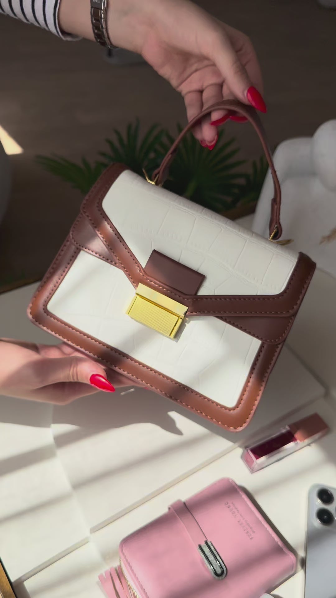 Charger la vidéo : Sac vintage marron et blanc