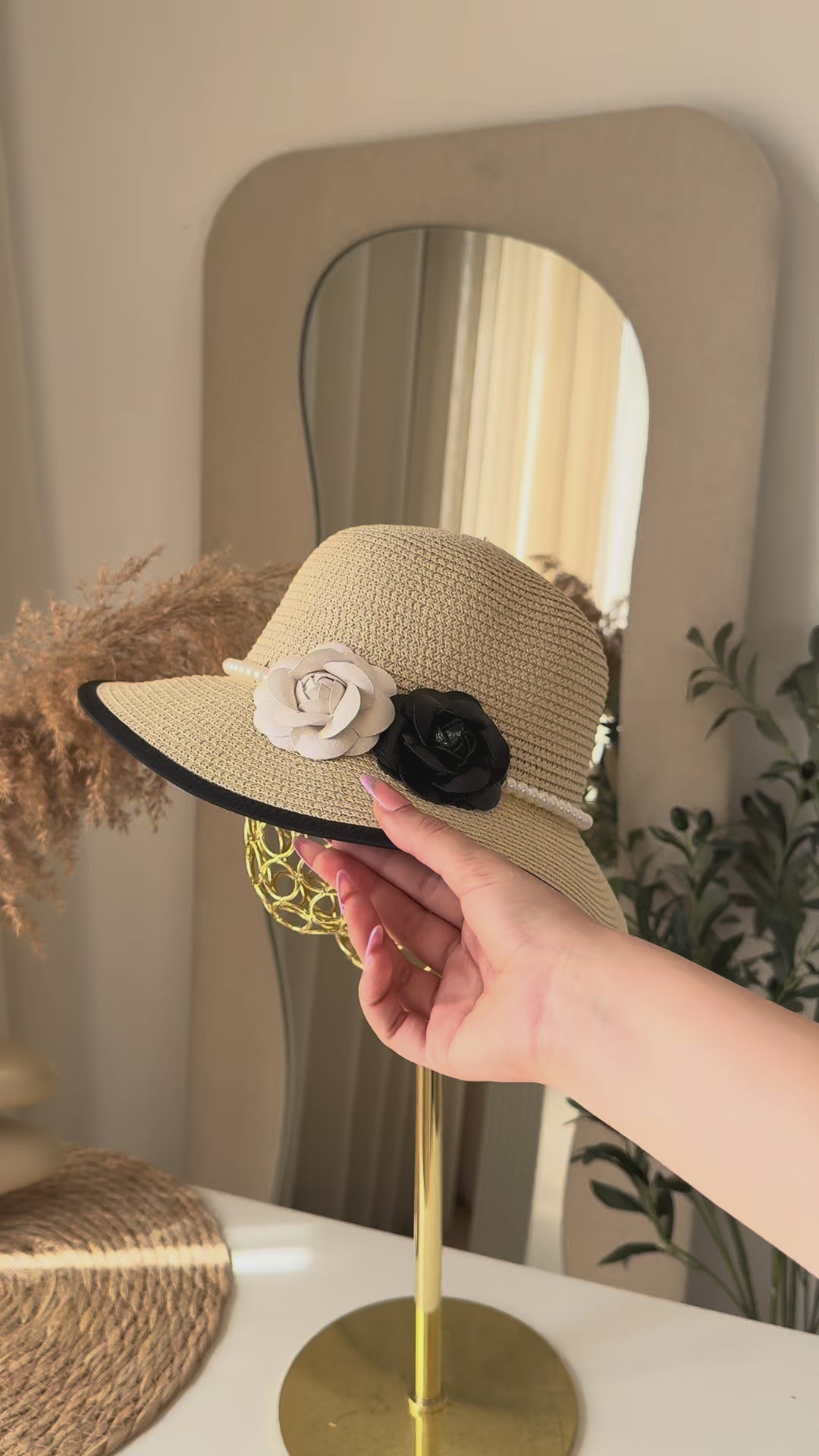 Charger la vidéo : Chapeau en Paille Perlé &amp; Fleurs