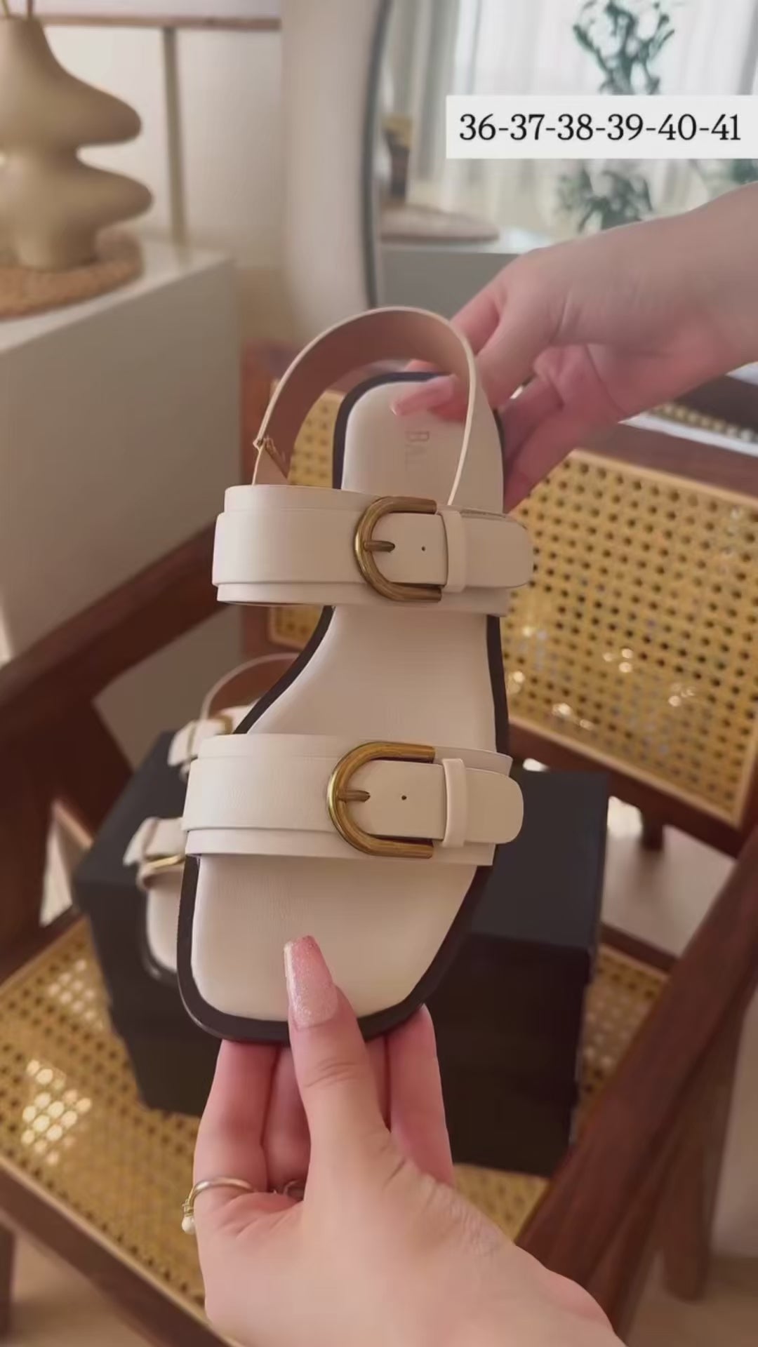 Charger la vidéo : Sandales plates Double brides