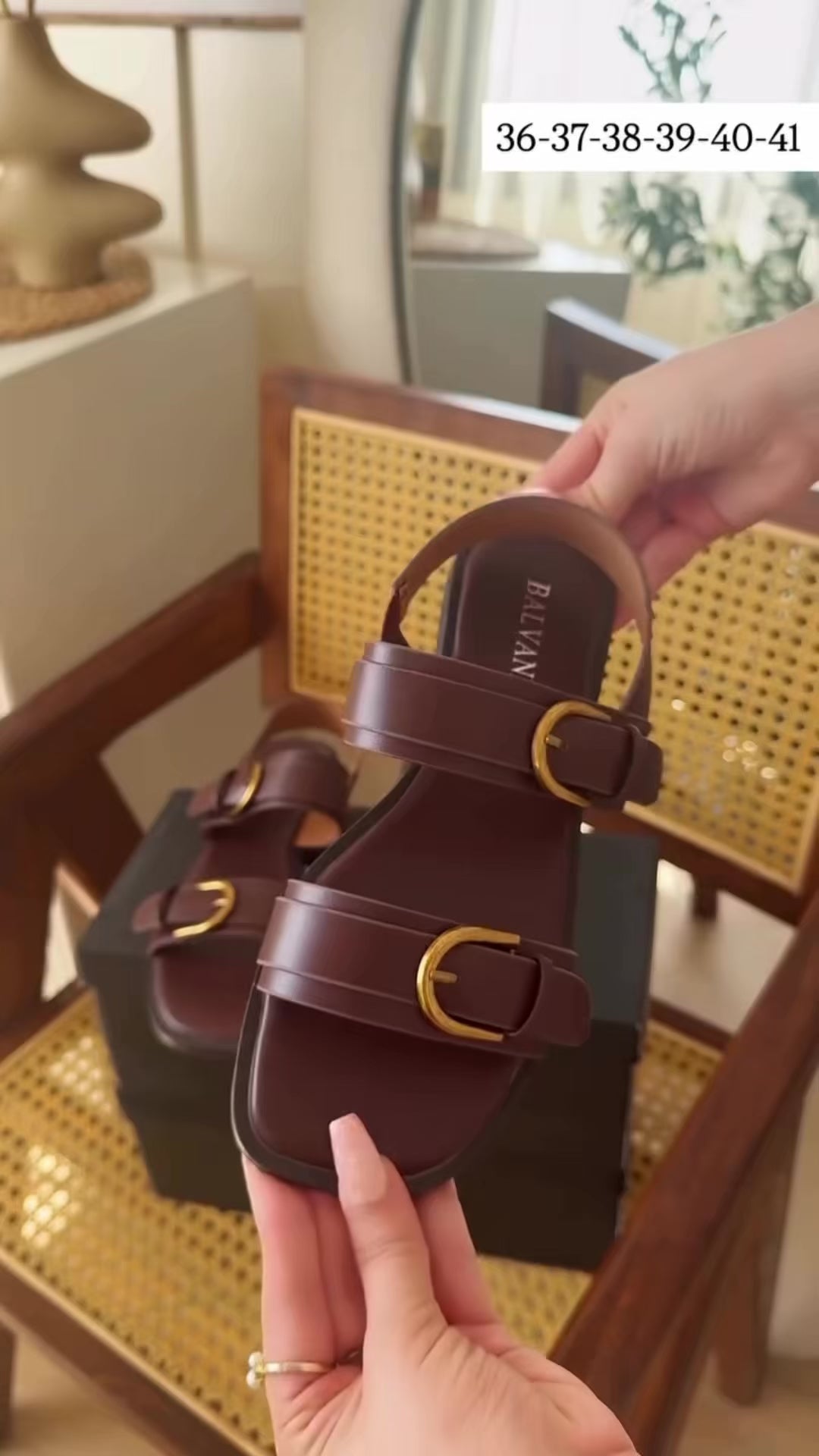 Charger la vidéo : Sandales plates Double brides